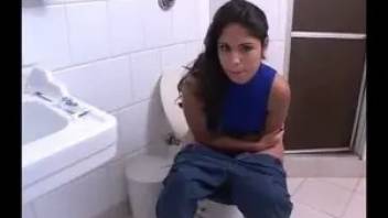 Beauty Fernanda poopingin the toilet