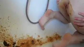 Crazy girl in the bath liquid scat