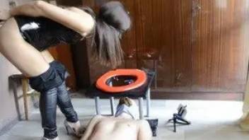 Mistress Anna shitting on the face of his slave